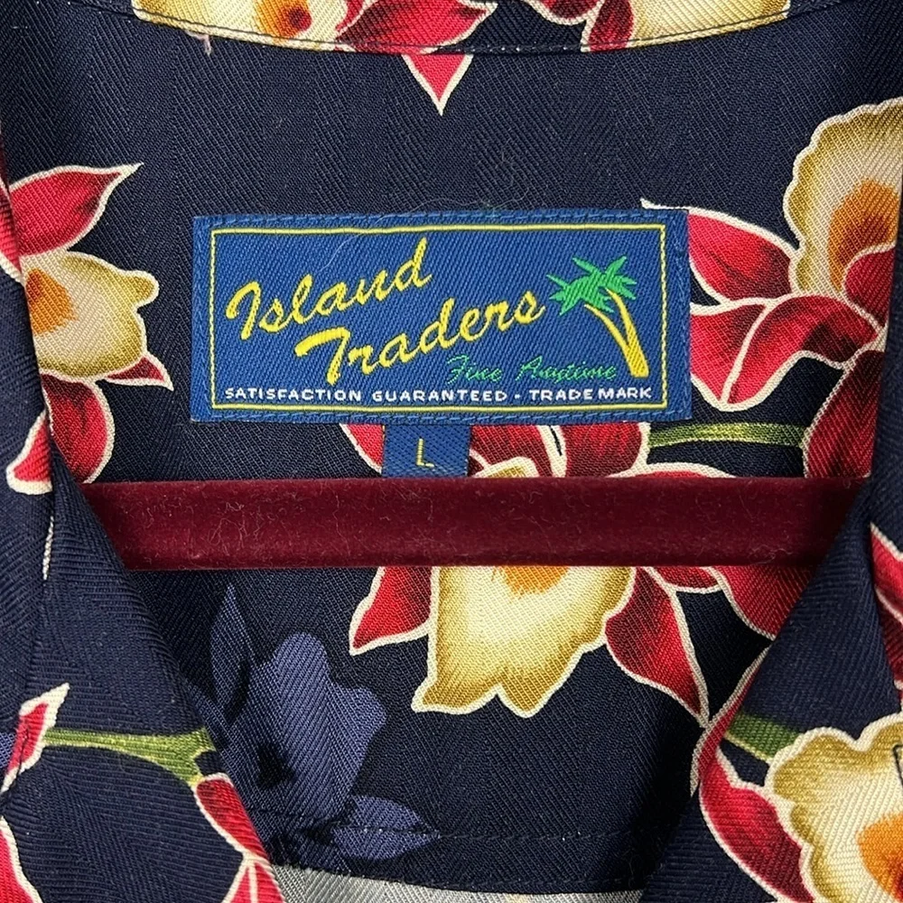 Island Traders large button down tropical Hawaiian women’s wood button top